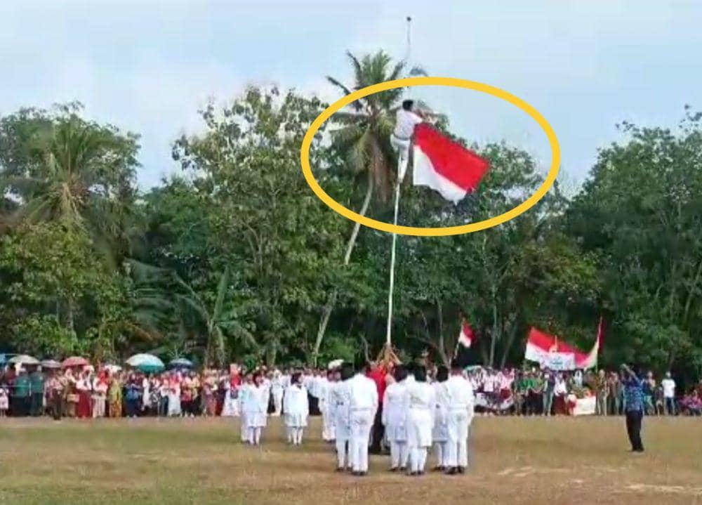 Aksi Pria Lamsel, Panjat Tiang Bendera Gegara Tali Putus Sampai Jatuh