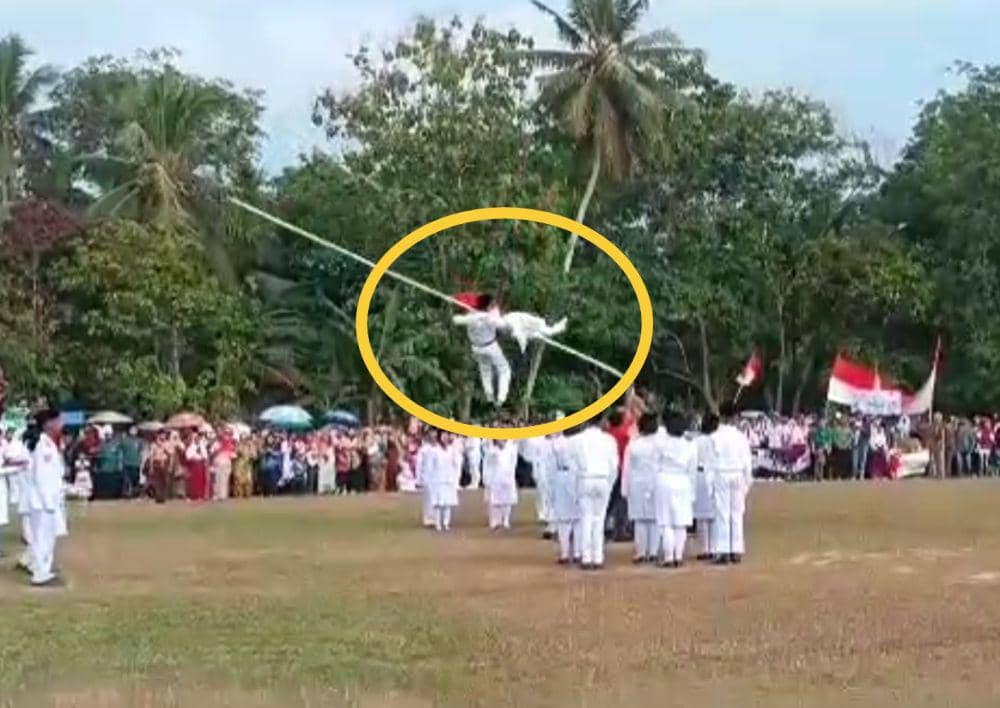 Tangkap layar video panjat tiang upacara bendera sampai patah di lapangan Desa Kertosari, Kecamatan Tanjung Sari, Kabupaten Lampung Selatan. (IDN Times/Istimewa).