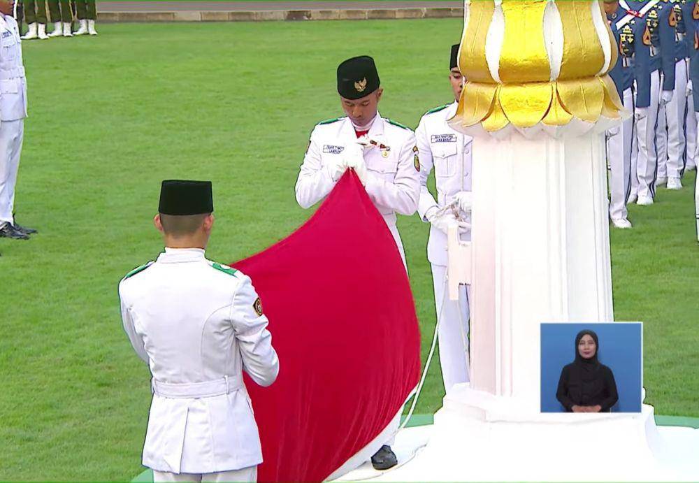Paskibraka Nasional 2023 perwakilan Lampung, Frans Timothy Prawira Siallagan menjadi bagian Tim Indonesia Jaya bertugas dalam Upacara Penurunan Bendera Sang Merah Putih di Istana Merdeka, Jakarta, Kamis (17/8/2023) sore. (YouTube/Sekretariat Presiden).
