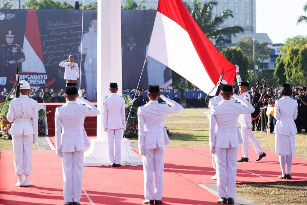 Gubernur Jateng Ganjar Pranowo saat memberikan hormat kepada sang saka merah putih yang dikibarkan di Lapangan Pancasila Simpang Lima Semarang. (IDN Times/Dok Humas Pemprov Jateng)