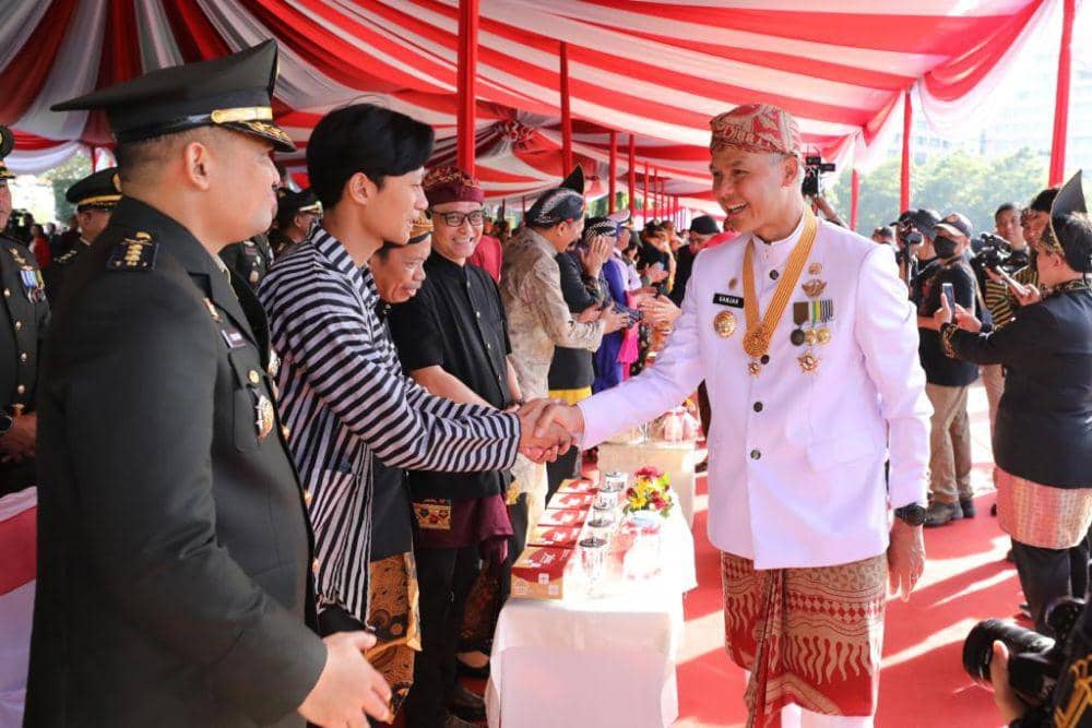 Gubernur Jateng Ganjar Pranowo bersalaman dengan tamu undangan di Lapangan Pancasila Simpang Lima Semarang. (IDN Times/Dok Humas Pemprov Jateng)