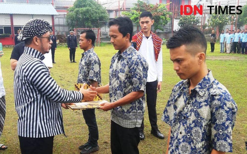 Kalapas memberikan remisi secara simbolis kepada salah satu perwakilan WBP Lapas Narkotika Langkat (IDN Times/ Bambang Suhandoko)
