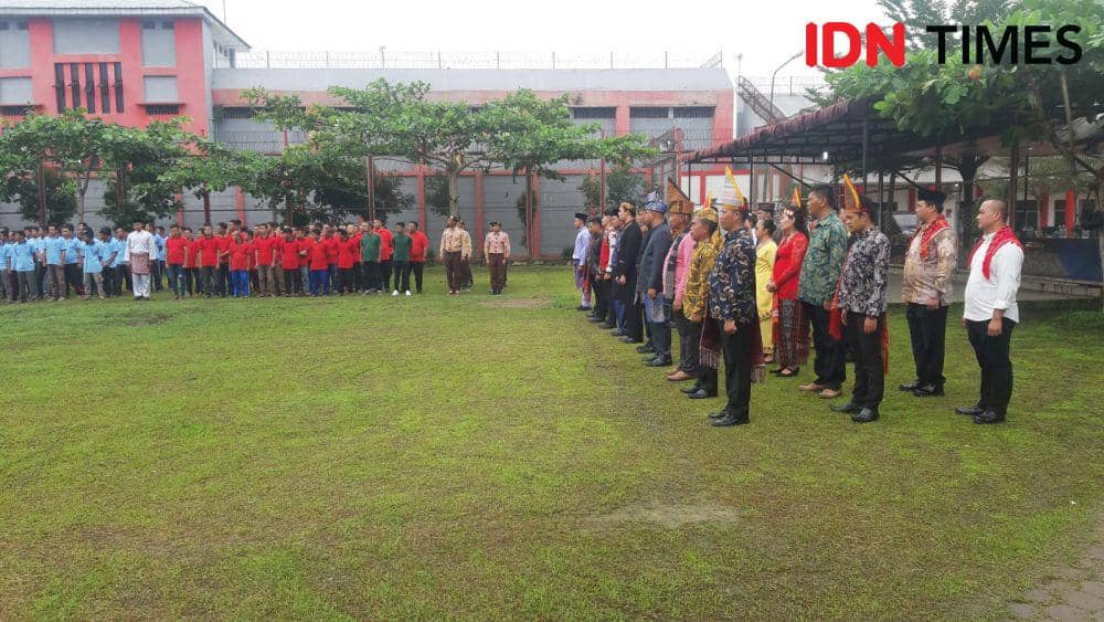 Pegawai dan WBP lapas kelas II A Narkotika Langkat, mengikuti kegiatan upacara kemerdekaan RI ke 78 (IDN Times/ Bambang Suhandoko)