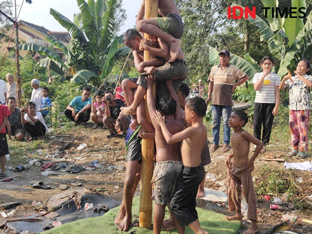 Meriahkan HUT ke-78 RI, Anak-Anak di Bekasi Ikut Lomba Panjat Pinang