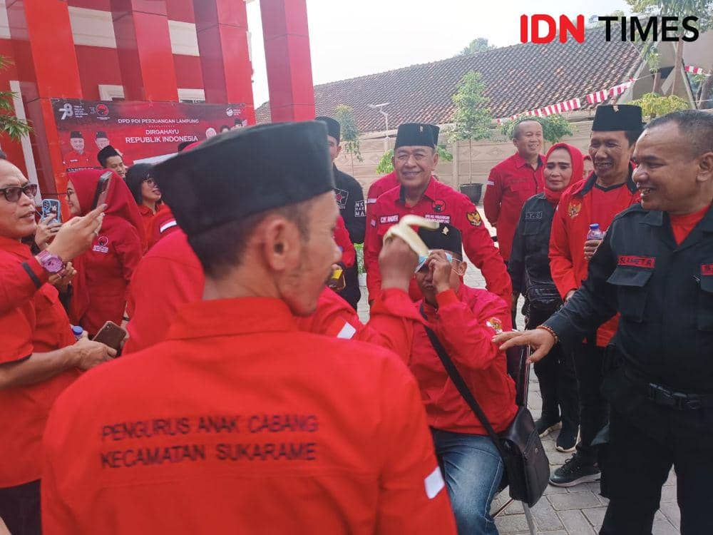 Permainan rakyat HUT RI ke-78 di DPD PDIP Lampung. (IDN Times/Tama Yudha Wiguna)