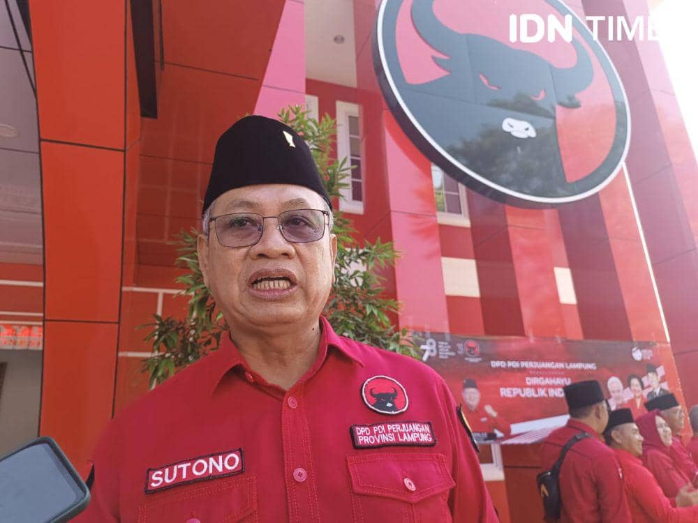 Sekretaris DPD PDI Perjuangan Lampung, Sutono saat diwawancarai usai memimpin upacara HUT RI ke-78. (IDN Times/Tama Yudha Wiguna).