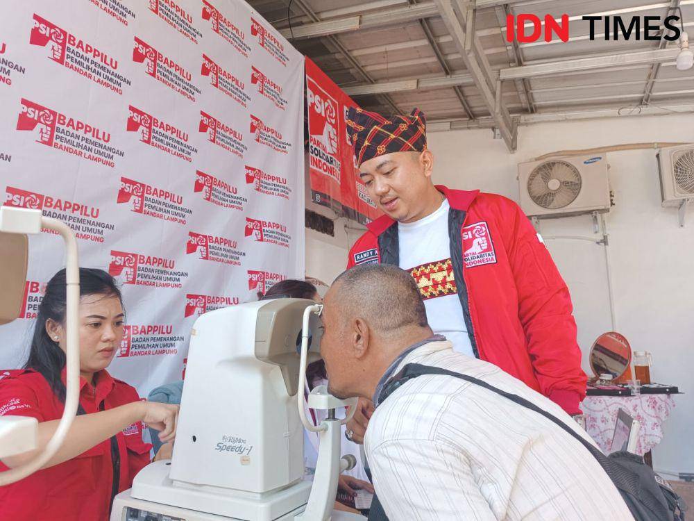 Bakti sosial Bappilu PSI Bandar Lampung di HUT Kemerdekaan ke-78 RI. (IDN Times/Tama Yudha Wiguna).