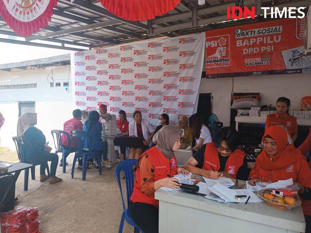 Bakti sosial Bappilu PSI Bandar Lampung di HUT Kemerdekaan ke-78 RI. (IDN Times/Tama Yudha Wiguna).