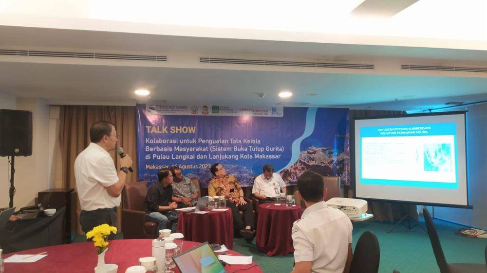 Talkshow kolaborasi untuk penguatan tata kelola berbasis masyarakat (sistem buka tutup gurita) di Pulau Langkai dan Lanjukang yang digelar di Hotel Aston Makassar, Rabu (16/8/2023). IDN Times/Asrhawi Muin