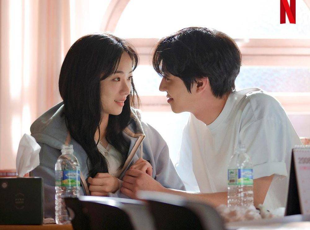 Jeon Yeo Bin dan Ahn Hyo Seop di drama A Time Called You (instagram.com/netflixkr)