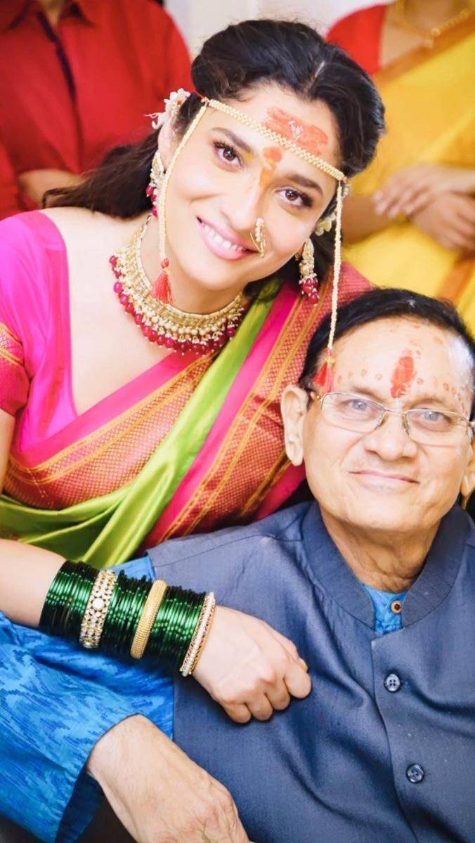Ankita Lokhande dan ayah (instagram.com/lokhandeankita)