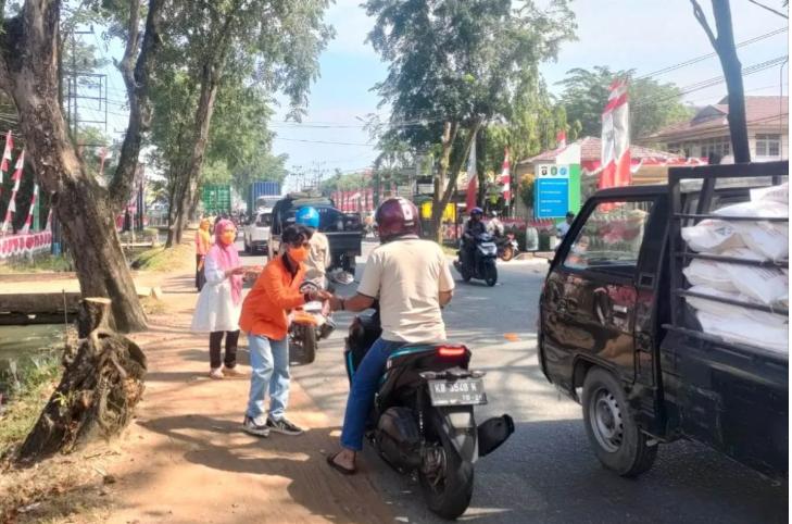 Kabut Asap di Kalbar, BPBD Bagikan Masker untuk Pengguna Jalan