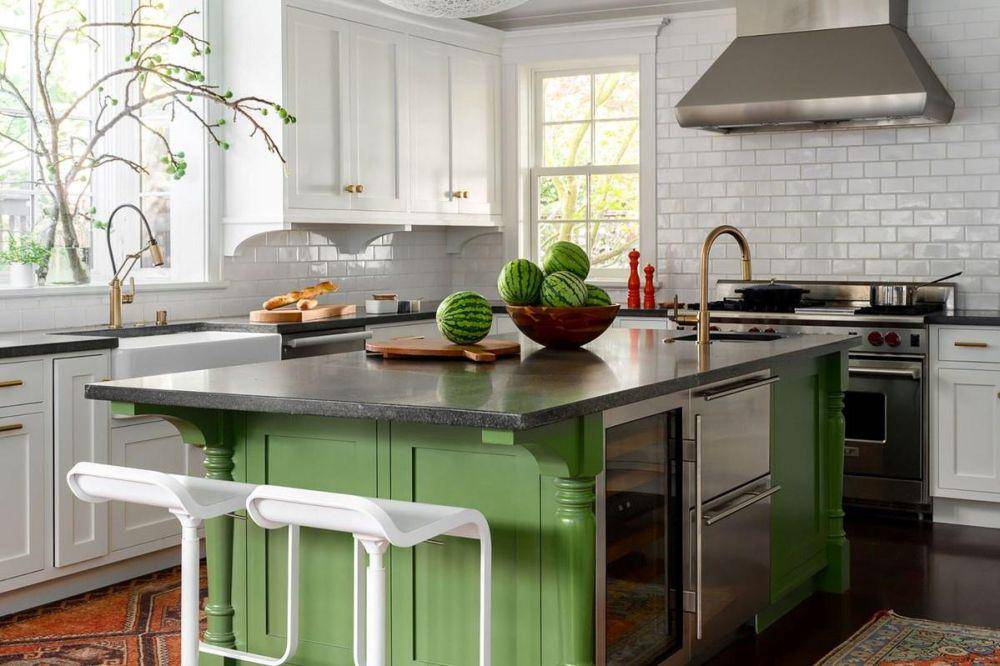 Dapur tradisional hijau dan putih (elledecor.com)