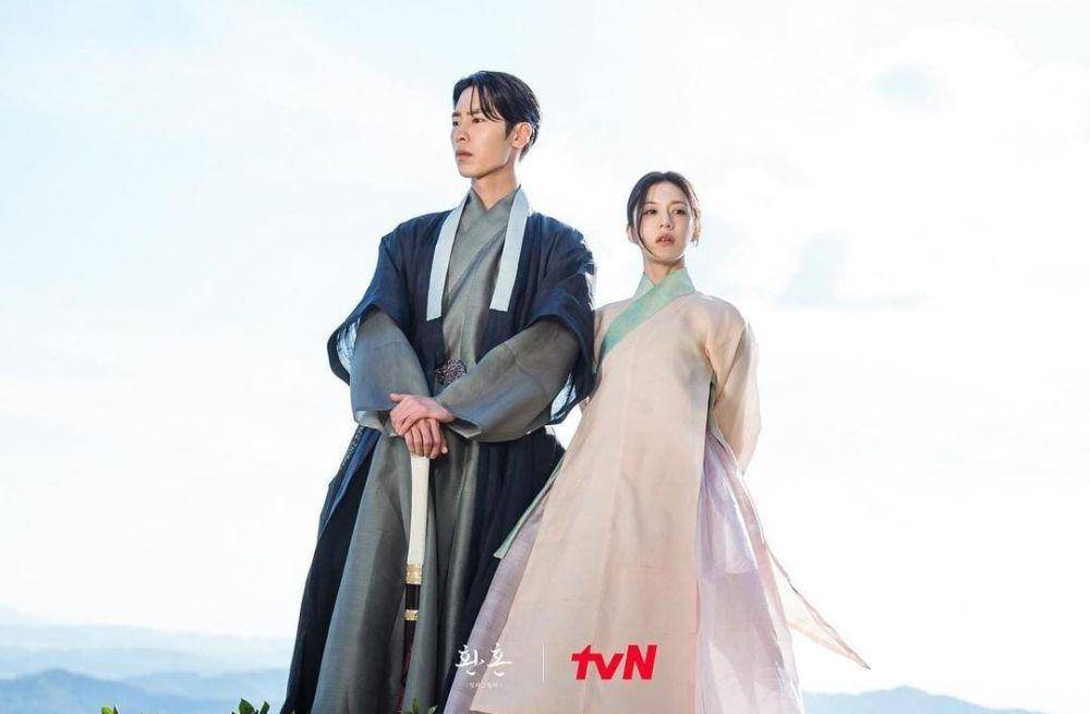 Lee Jae Wook dan Ko Yoon Jung di drama Alchemy of Souls: Light and Shadow (instagram.com/tvn_drama)