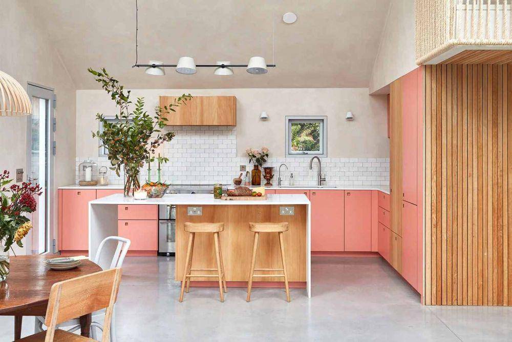 Dapur perpaduan pink dan kayu natural (pluck.co.uk)
