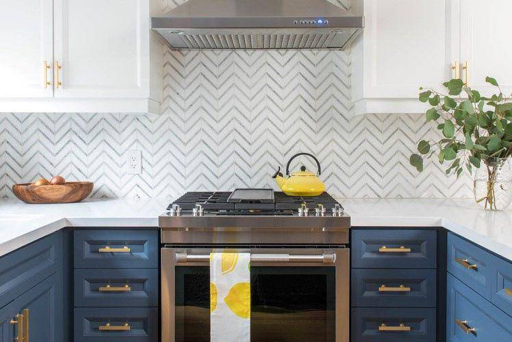 Dapur dua warna biru dan putih (kitchencabinetkings.com)