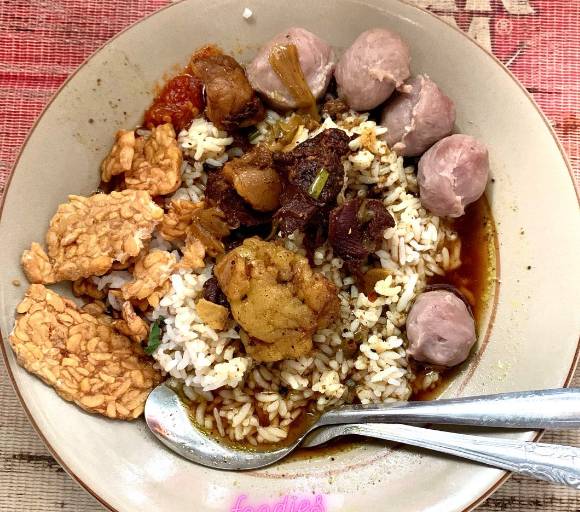 Makanan rawon (IDN Times/Agung Sedana)
