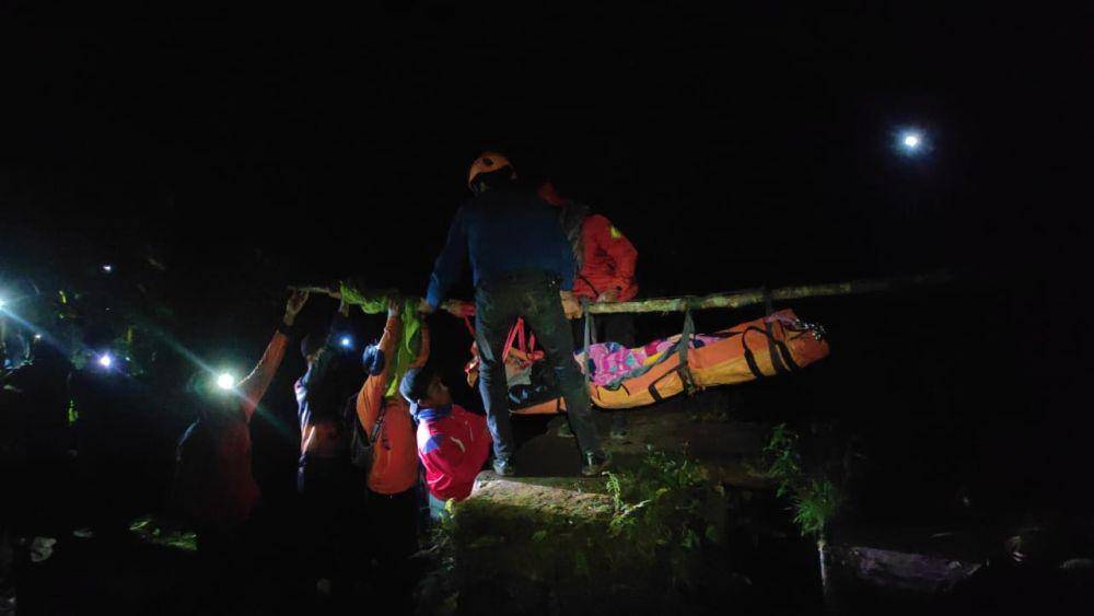 Tim SAR gabungan mengevakuasi pendaki mengalami pendarahan dari Pos 10 Gunung Bawakaraeng, Kamis dini hari (17/8/2023). (Dok. Basarnas Makassar)