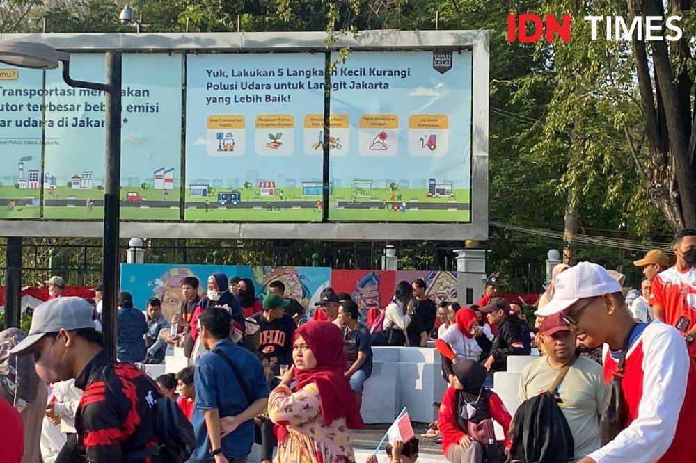 Saksikan Parade Kereta Kencana, Warga Padati Kawasan Monas