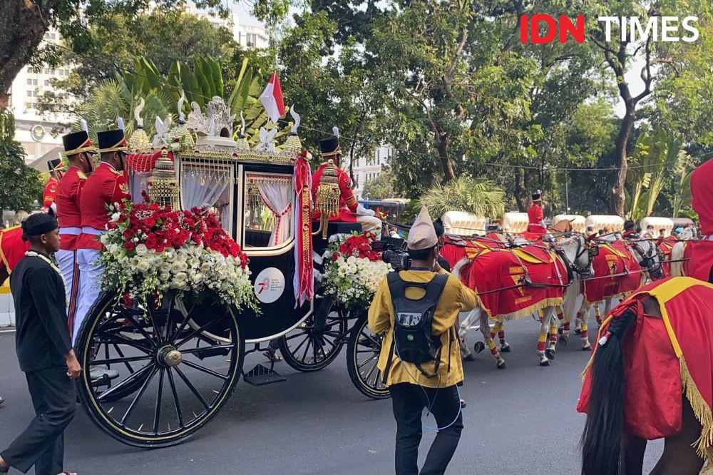 Replika Bendera Pusaka Diarak Menuju Istana Merdeka