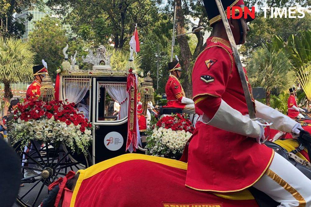 Replika Bendera Merah Putih dibawa menuju Istana dengan Parade Kereta Kencana Ki Jaga Rasa. (IDN Times/Amir Faisol)