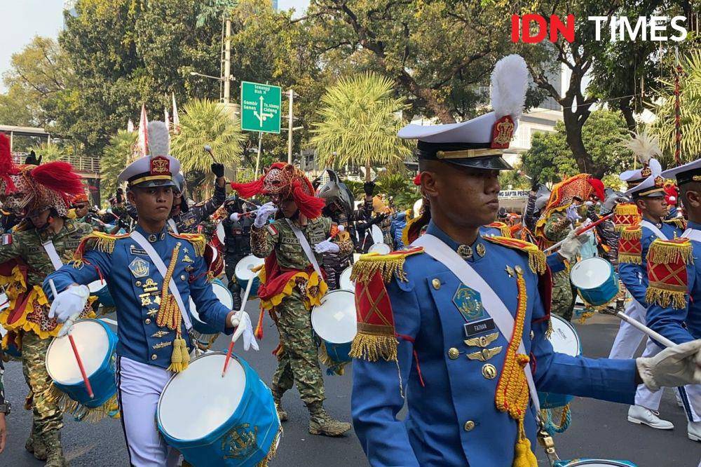 Pasukan drumband yang meramaikan Kirab Budaya pada Kamis (17/8/2023). (IDN Times/Lia Hutasoit)