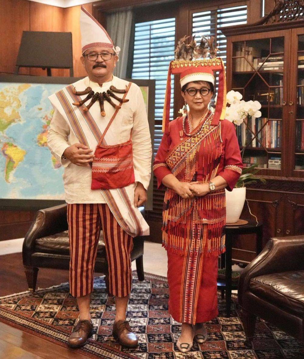 Manis Banget, 10 Potret Stylish Menlu Retno Marsudi Pakai Bandana