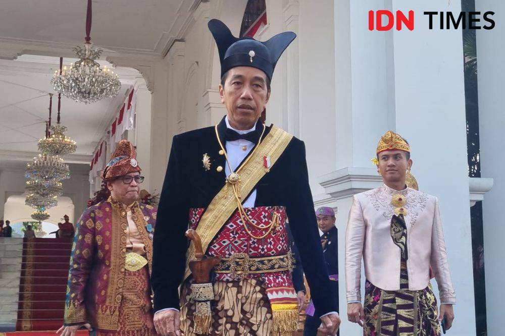 Presiden Jokowi pakai baju Raja Surakarta di HUT ke-78 RI pada Kamis (17/8/2023). (IDN Times/Ilman Nafi'an)