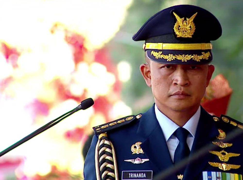 Ajudan Wakil Presiden, Kolonel Pnb Trinanda Hasan Febrianto yang membawa naskah teks proklamasi ke mimbar di Istana Merdeka. (youtube.com/Sekretariat Presiden).