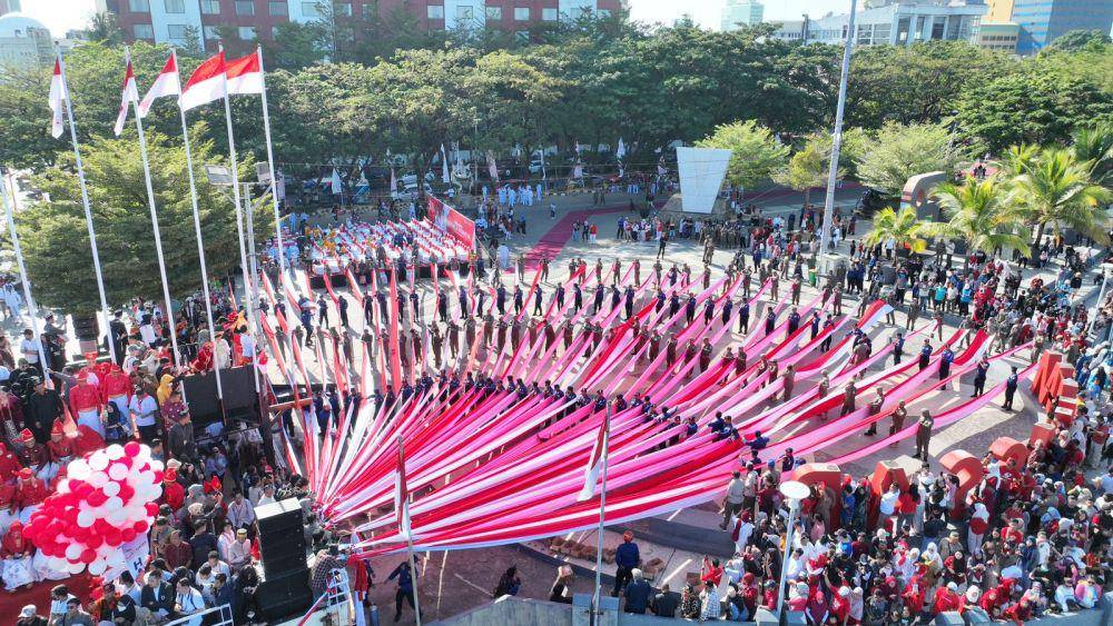 Masyarakat memeriahkan upacara peringatan HUT ke-78 Kemerdekaan Indonesia di Anjungan Pantai Losari Makassar, Kamis (17/8/2023). (Dok. Humas Pemkot Makassar)