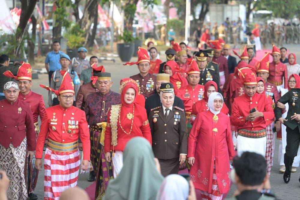 Wali Kota Makassar Moh. Ramdhan Pomanto (kiri depan) menghadiri upacara peringatan HUT ke-78 Kemerdekaan Indonesia di Anjungan Pantai Losari Makassar, Kamis (17/8/2023). (Dok. Humas Pemkot Makassar)