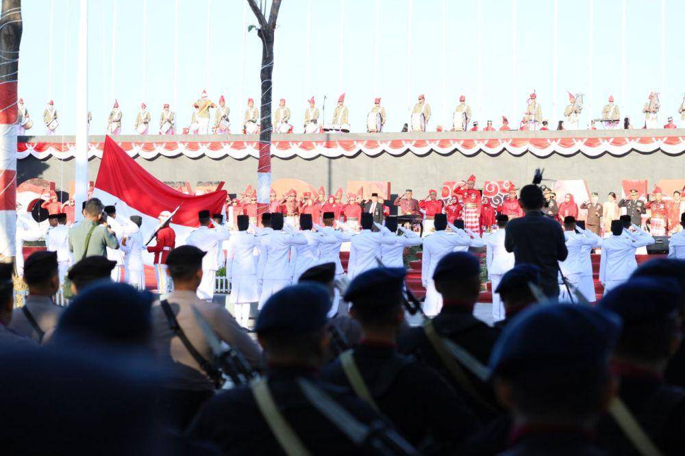 Paskibra bertugas mengibarkan bendera pada upacara peringatan HUT ke-78 Kemerdekaan Indonesia di Anjungan Pantai Losari Makassar, Kamis (17/8/2023). (Dok. Humas Pemkot Makassar)