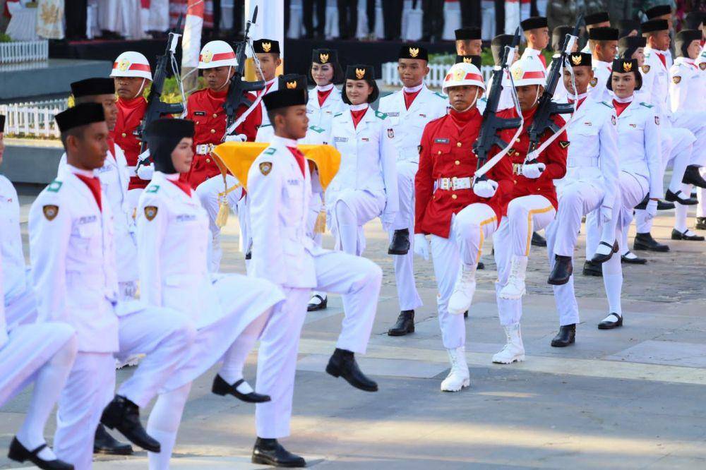 Paskibra bertugas mengibarkan bendera pada upacara peringatan HUT ke-78 Kemerdekaan Indonesia di Anjungan Pantai Losari Makassar, Kamis (17/8/2023). (Dok. Humas Pemkot Makassar)