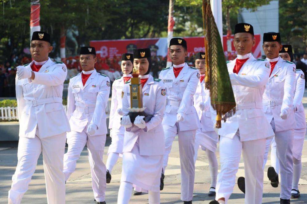 Paskibra bertugas mengibarkan bendera pada upacara peringatan HUT ke-78 Kemerdekaan Indonesia di Anjungan Pantai Losari Makassar, Kamis (17/8/2023). (Dok. Humas Pemkot Makassar)