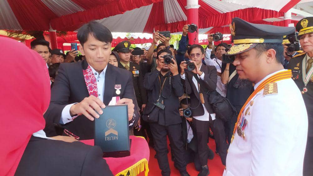 Gubernur Sulsel Andi Sudirman Sulaiman menerima penghargaan MURI di sela upacara peringatan HUT ke-78 Kemerdekaan Indonesia di Rujab Gubernur di Makassar, Kamis (17/8/2023). (IDN Times/Istimewa)