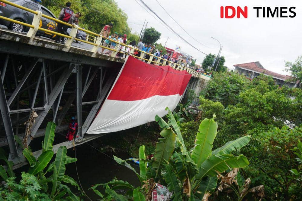 Pembentangan Bendera Merah Putih Raksasa di atas Sungai Winongo. (IDN Times/Tunggul Damarjati)