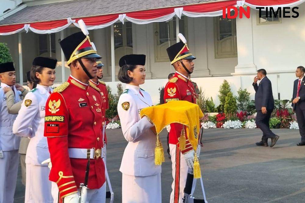 Keyla Azzahra Purnama, Pembawa Baki di Penurunan Bendera HUT ke-78 RI. (IDN Times/Ilman Nafi'an)