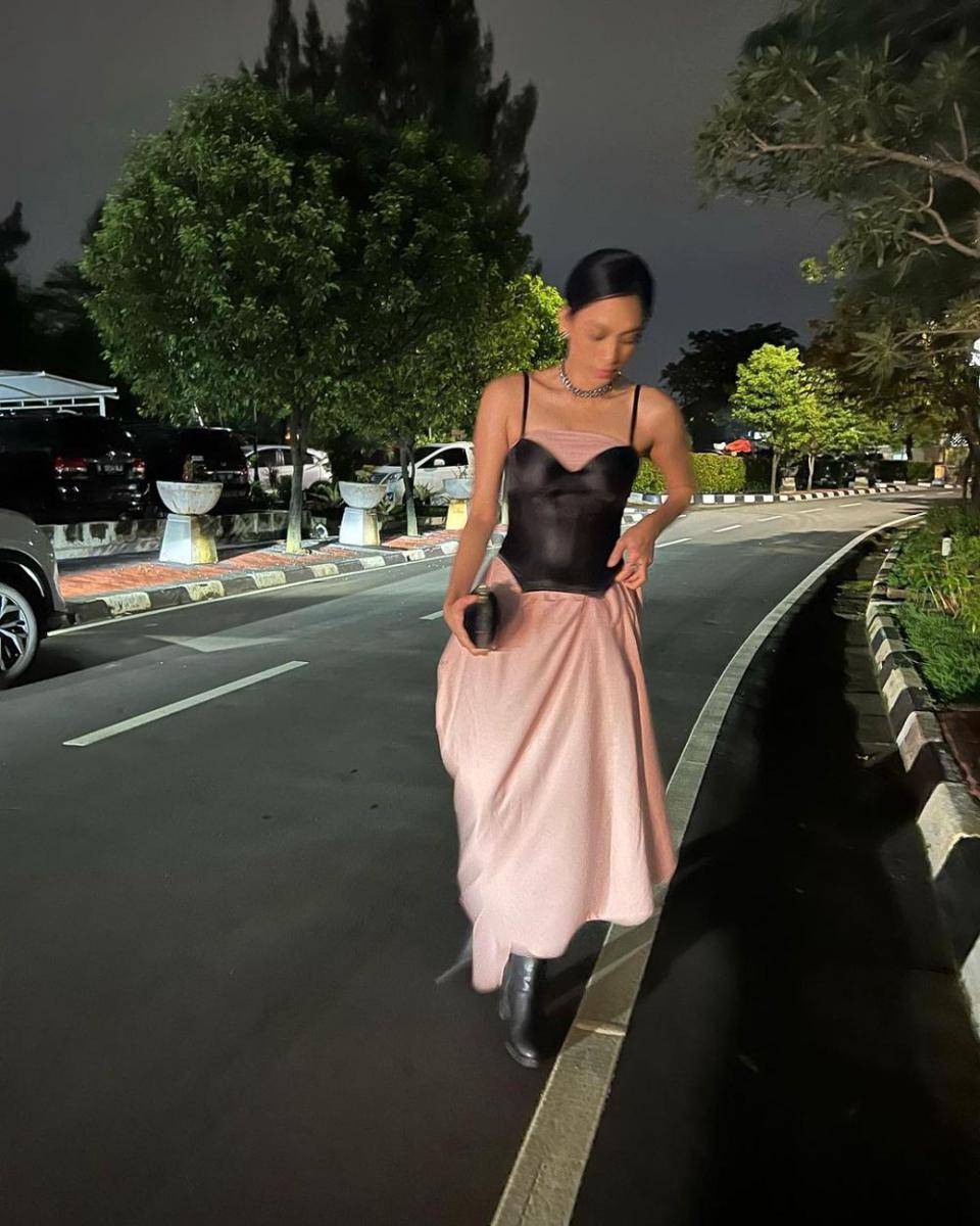 Outfit serba hitam ala Taskya Namya (instagram.com/taskyanamya)