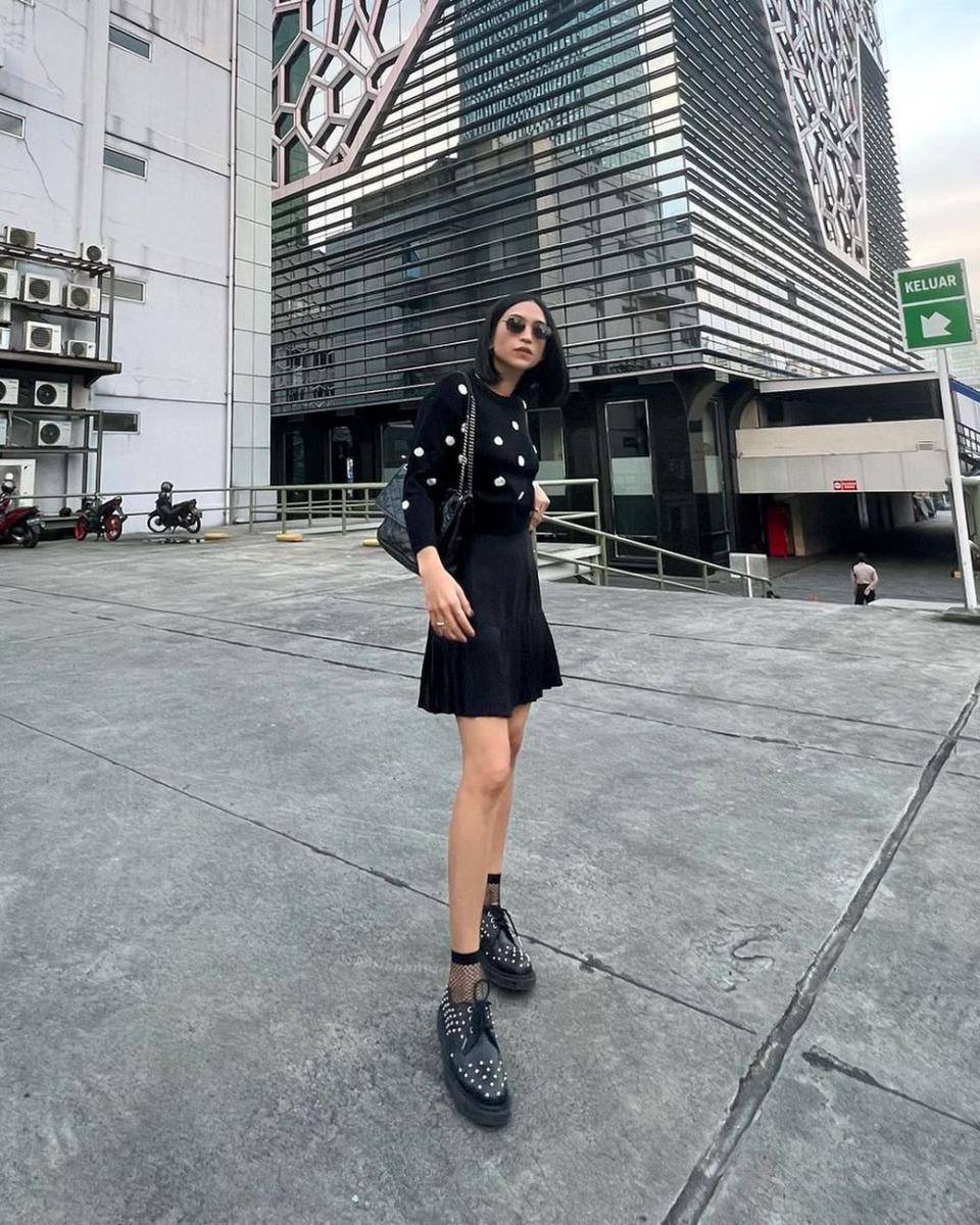 Outfit serba hitam ala Taskya Namya (instagram.com/taskyanamya)