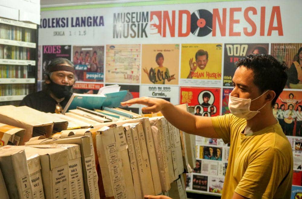 Koleksi Museum Musik Indonesia tidak melulu kaset dan piringan hitam, tetapi juga ada buku. (IDN Times/Alfi Ramadana)