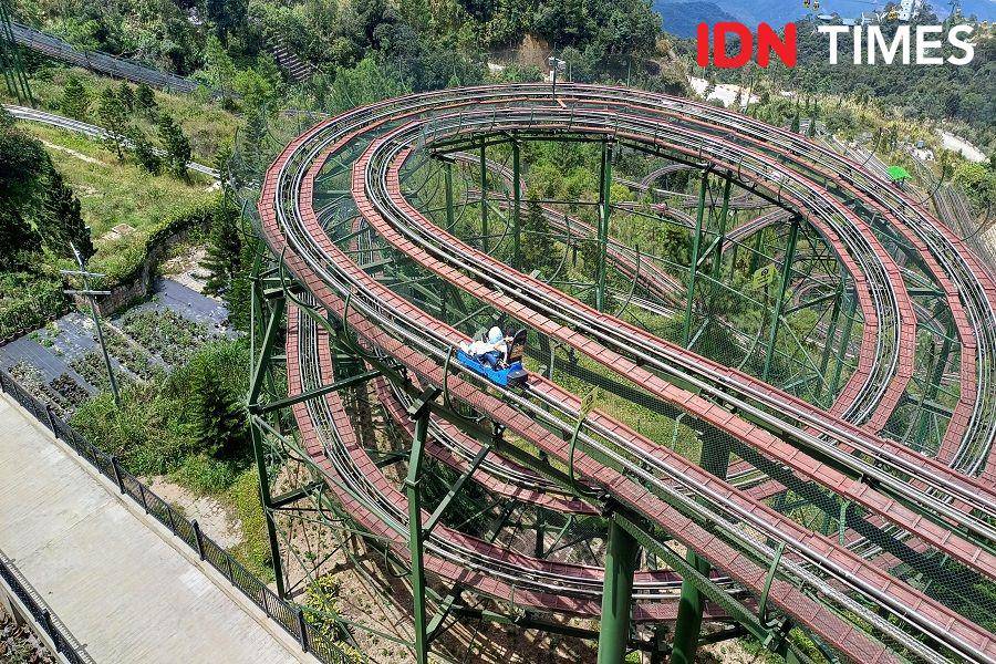 Wahana roller coaster di Ba Na Hilss, Da Nang, Vietnam (IDN Times/Dhiya Awlia Azzahra)