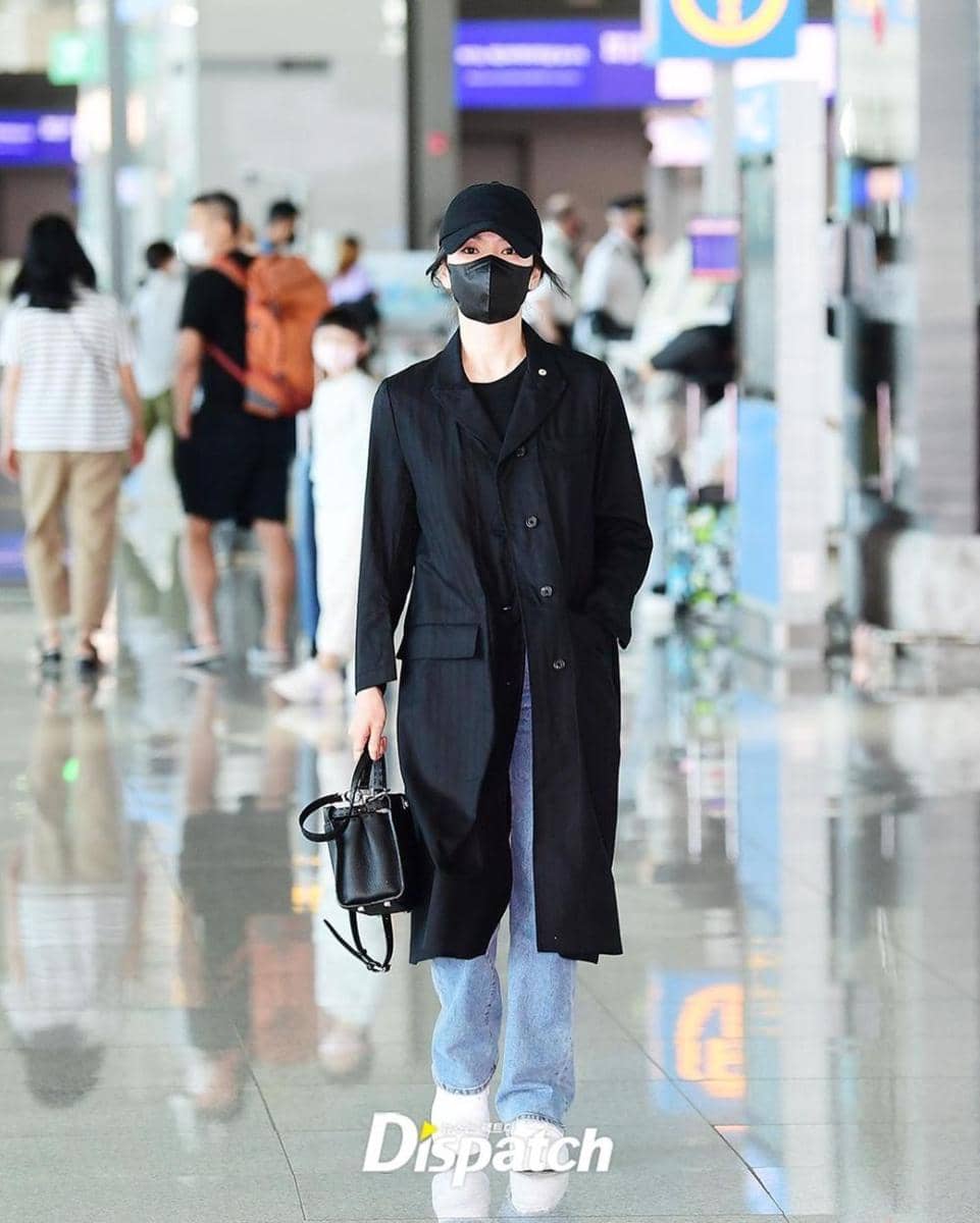 OOTD pakai topi ala Song Hye Kyo (instagram.com/koreadispatch)