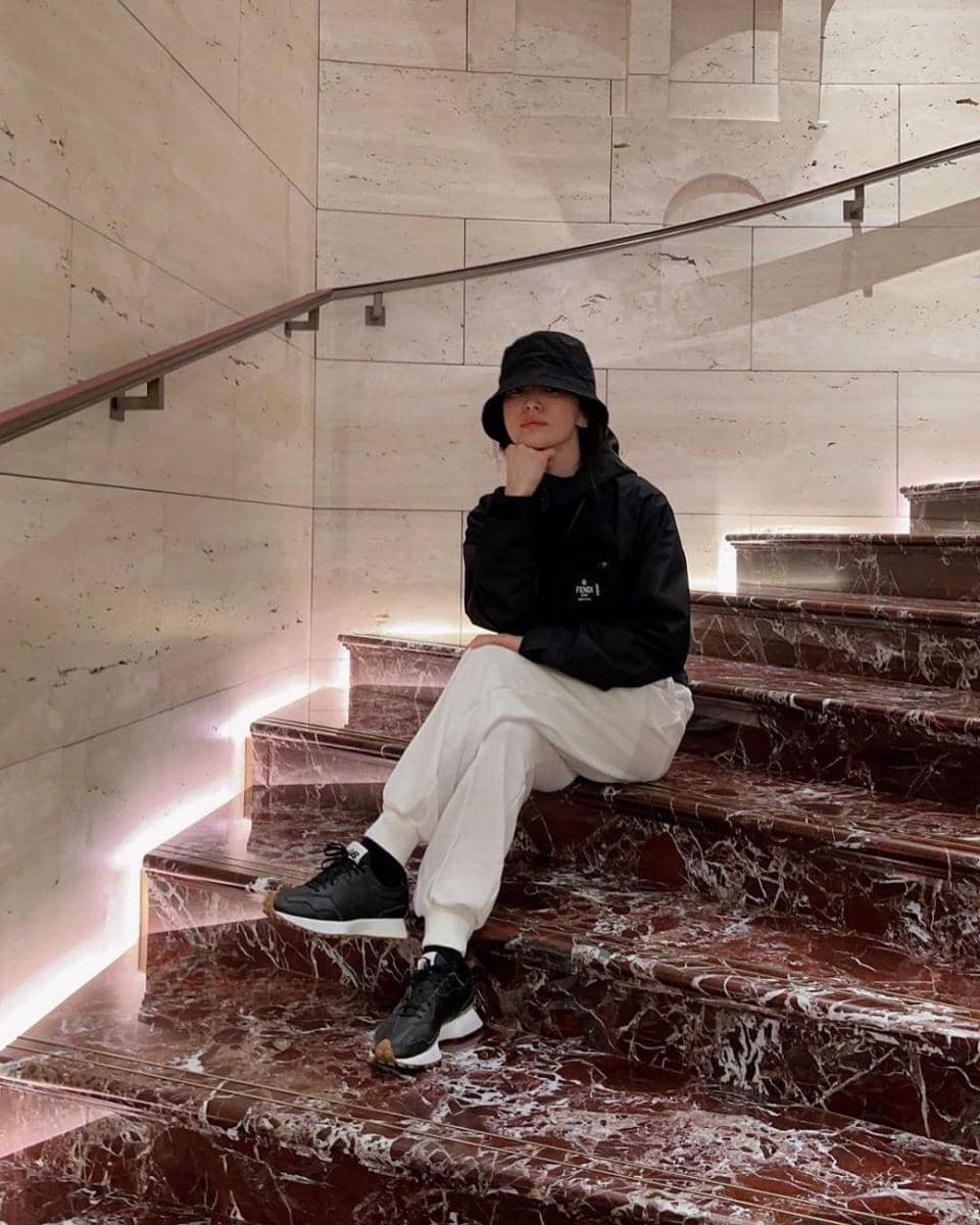 OOTD pakai topi ala Song Hye Kyo (instagram.com/kyo1122)