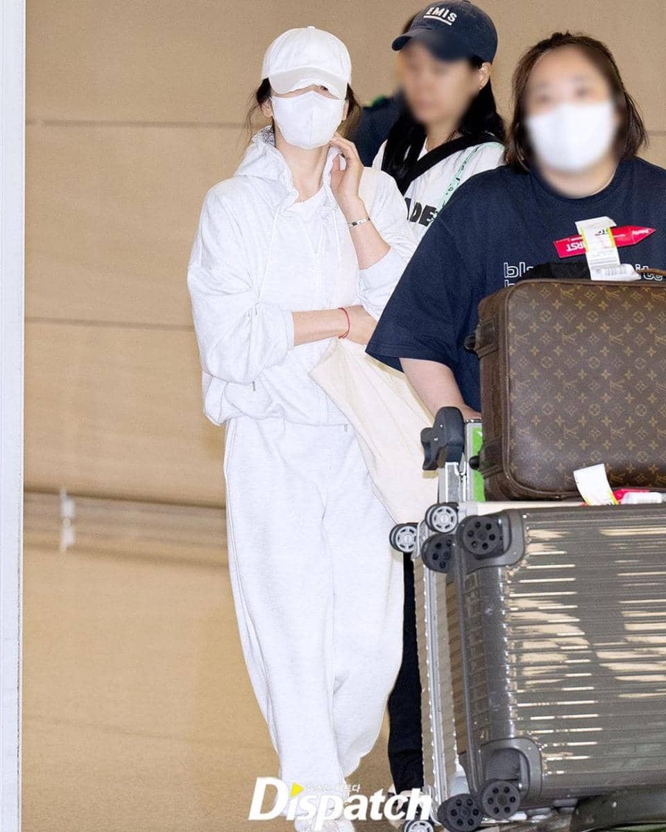 OOTD pakai topi ala Song Hye Kyo (instagram.com/koreadispatch)