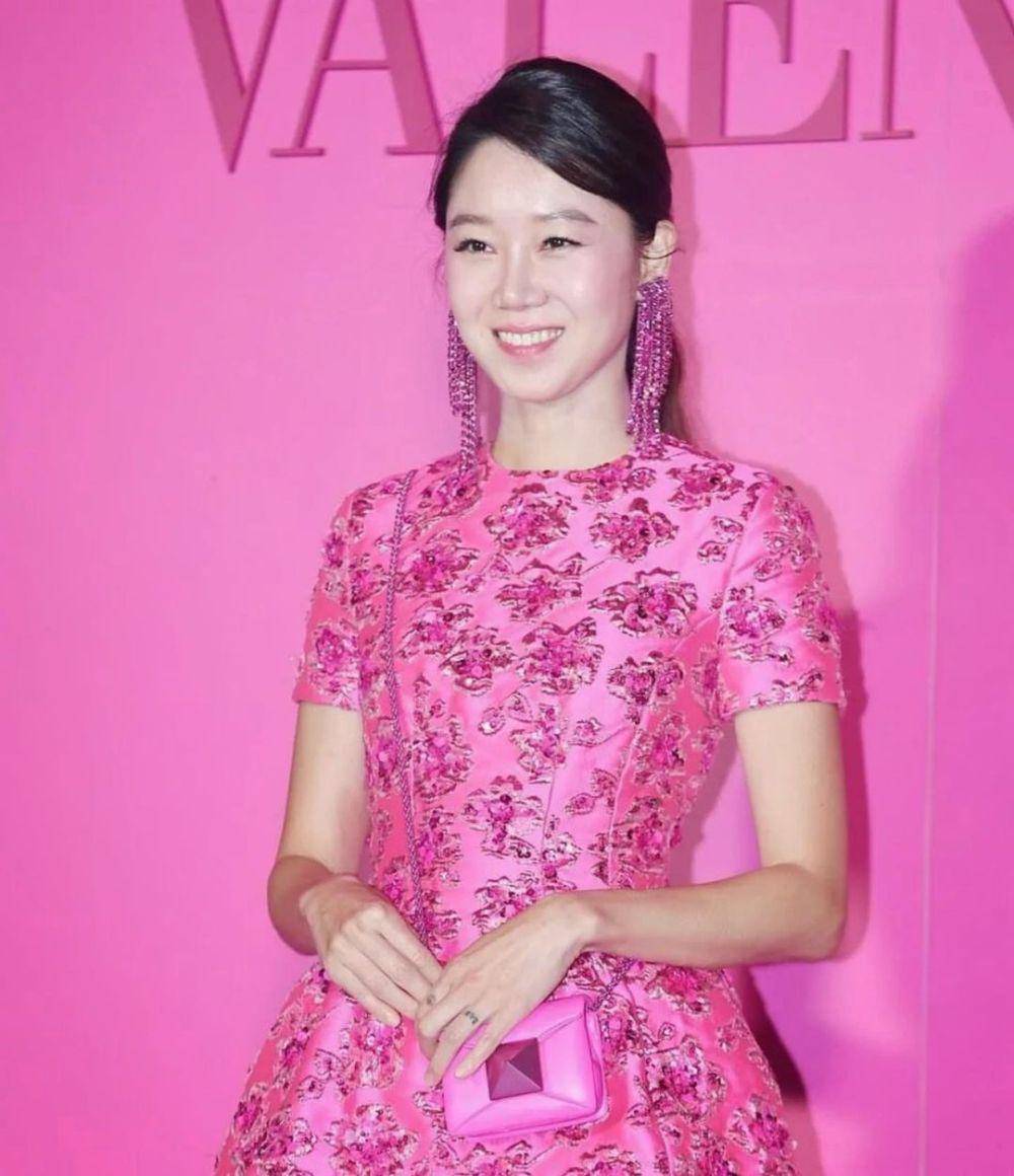 Gong Hyo Jin (instagram.com/rovvxhyo)