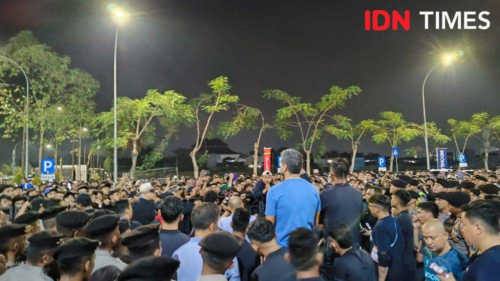 Suporter demo usai Persita kalah empat kali beruntun, Jumat (18/8/2023). (IDN Times/Tino).