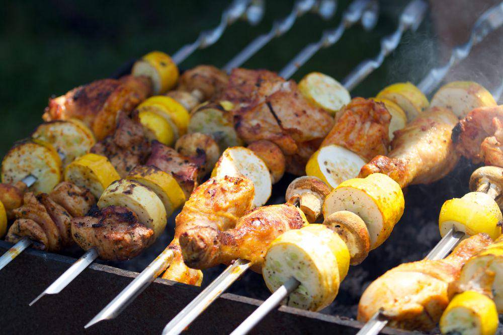 ilustrasi memanggang sate ayam (unsplash.com/Alex Belogub)