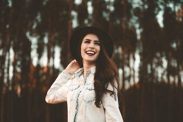 ilustrasi perempuan muda (unsplash.com/Allef Vinicius)