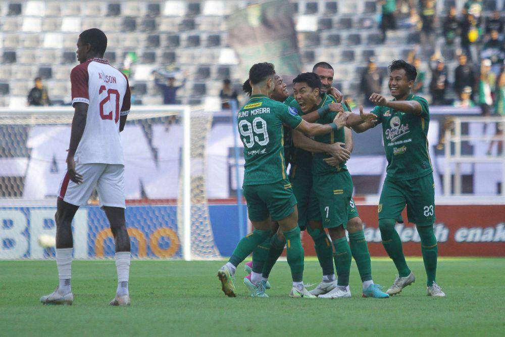 Pesepak bola Persebaya Song Uiyoung (ketiga kanan) melakukan selebrasi bersama rekannya usai membobol gawang PSM pada pertandingan Liga 1 di Stadion Gelora Bung Tomo, Surabaya, Jawa Timur, Jumat (18/8/2023). ANTARA FOTO/Moch Asim/tom.