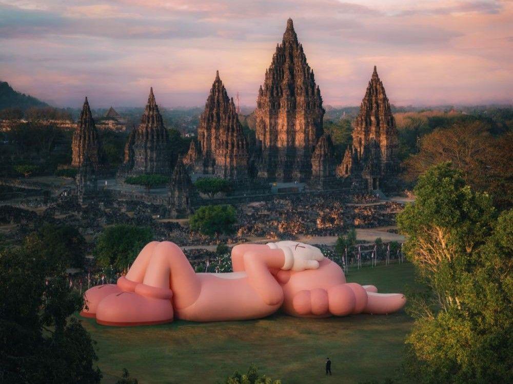 KAWS: HOLIDAY Mejeng di Candi Prambanan, Bisa Dilihat Mulai Sabtu